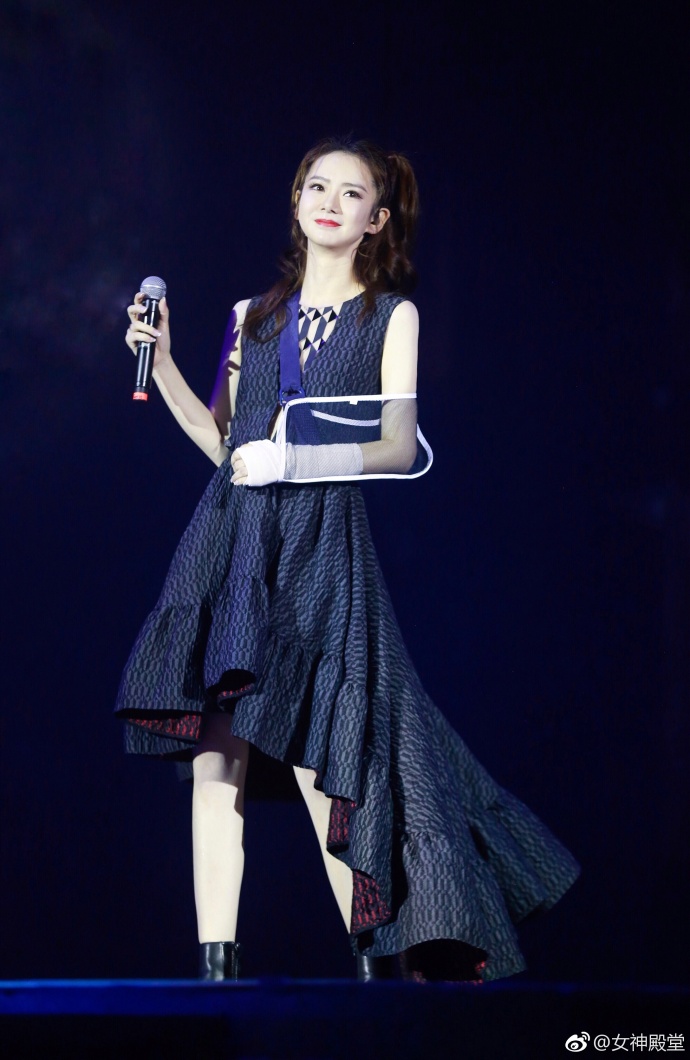 四川成都美女明星戚薇手伤未痊愈都去帮朋友助