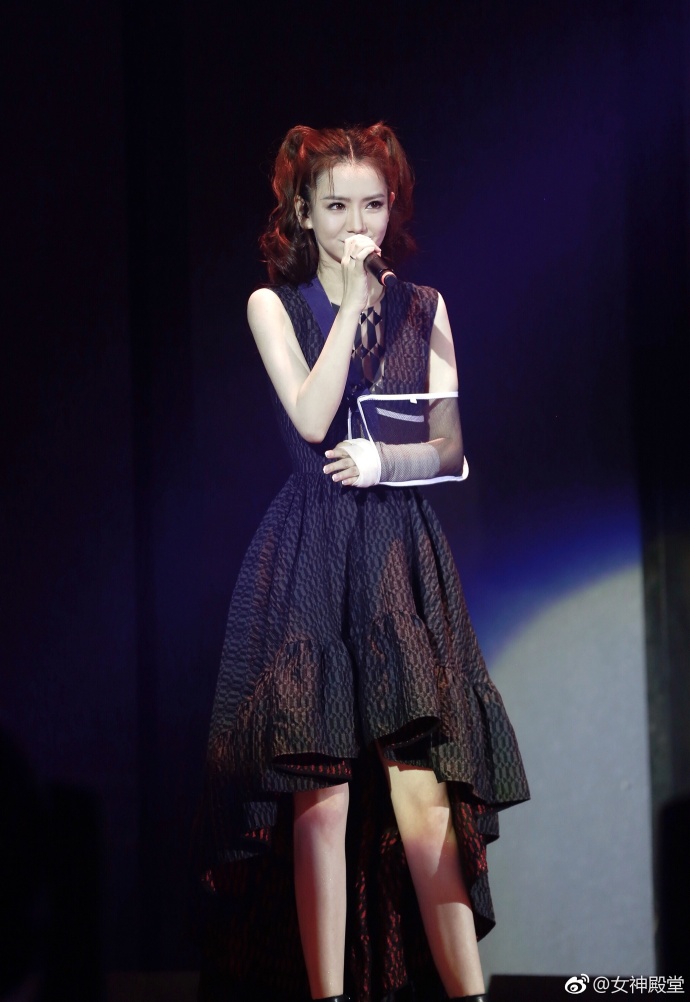 四川成都美女明星戚薇手伤未痊愈都去帮朋友助
