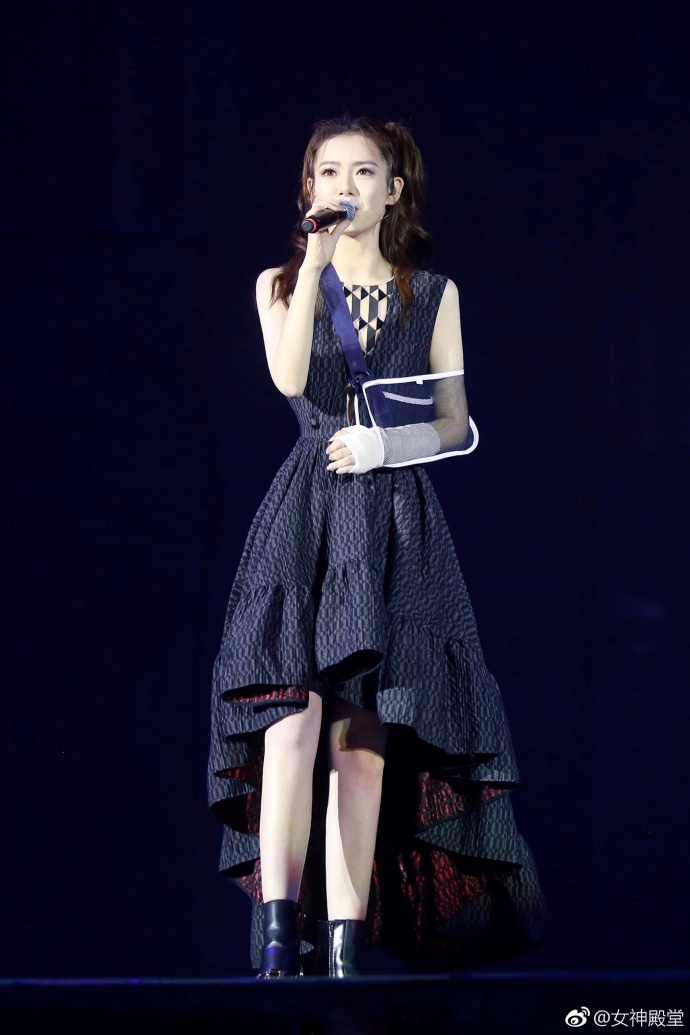 四川成都美女明星戚薇手伤未痊愈都去帮朋友助