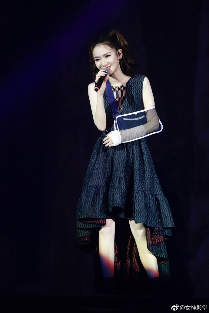 四川成都美女明星戚薇手伤未痊愈都去帮朋友助