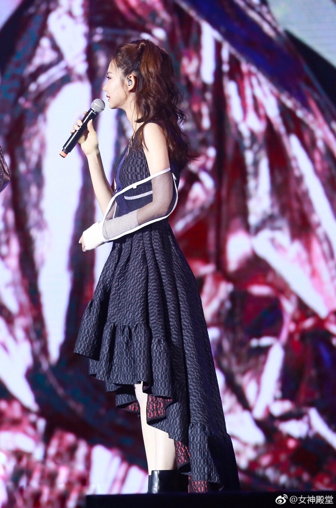 四川成都美女明星戚薇手伤未痊愈都去帮朋友助