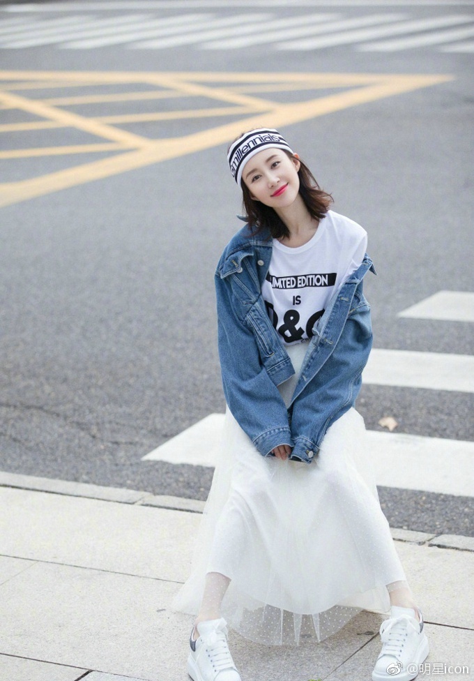 大眼美女明星舒畅青春活力少女感时尚街拍