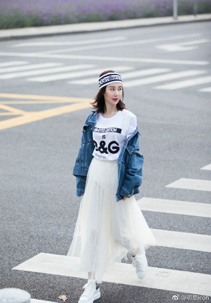 大眼美女明星舒畅青春活力少女感时尚街拍