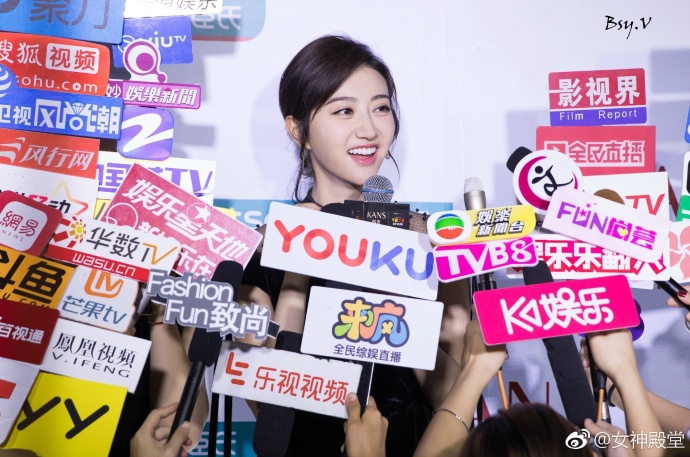 山西美女明星景甜出席某活动被媒体围绕人气越