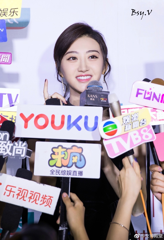 山西美女明星景甜出席某活动被媒体围绕人气越