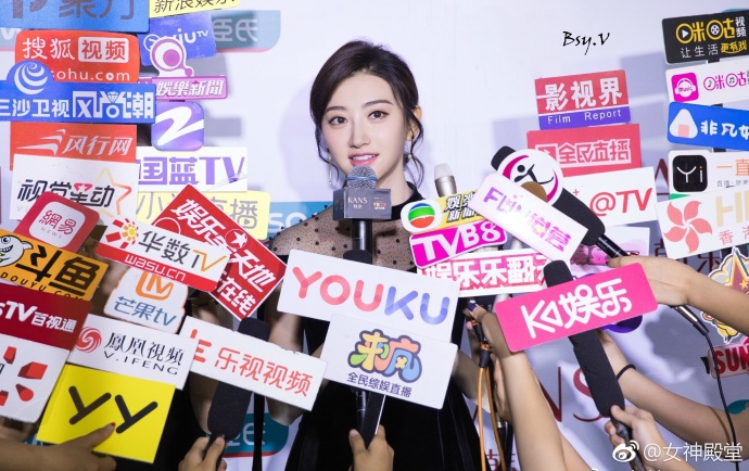 山西美女明星景甜出席某活动被媒体围绕人气越
