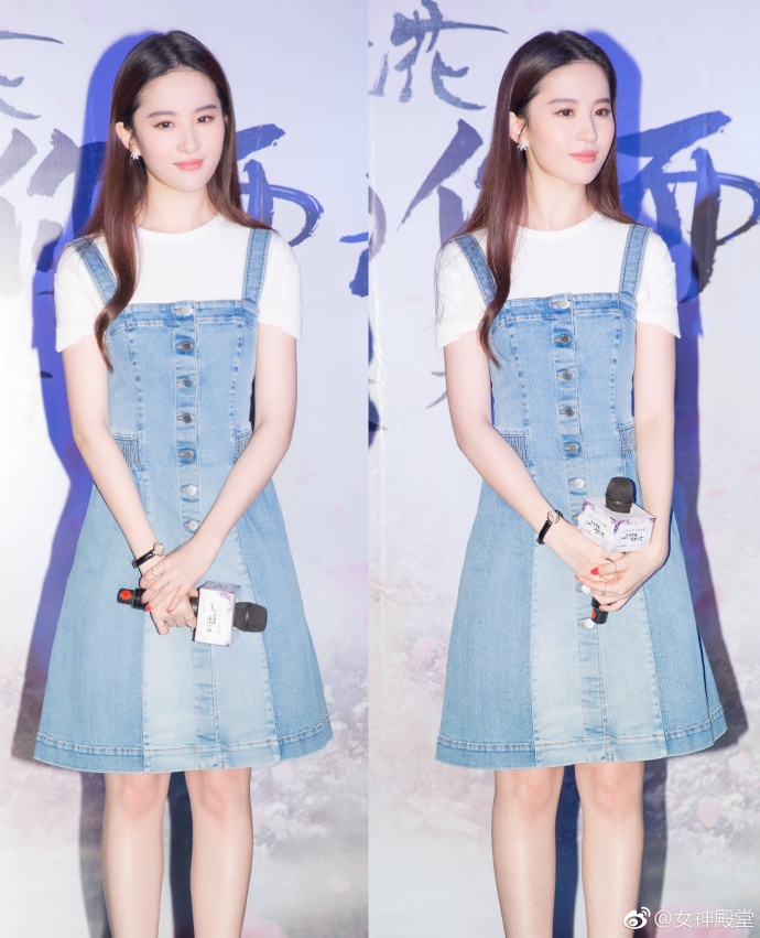 小仙女姐姐刘亦菲白色T恤搭配牛仔长裙少女心十