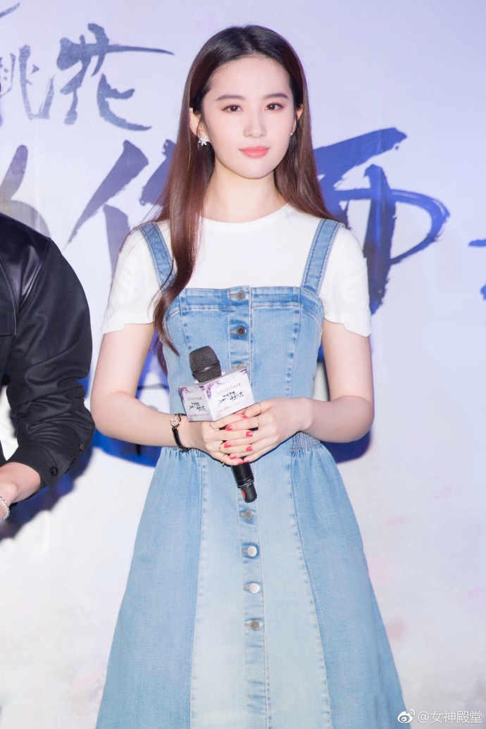 小仙女姐姐刘亦菲白色T恤搭配牛仔长裙少女心十