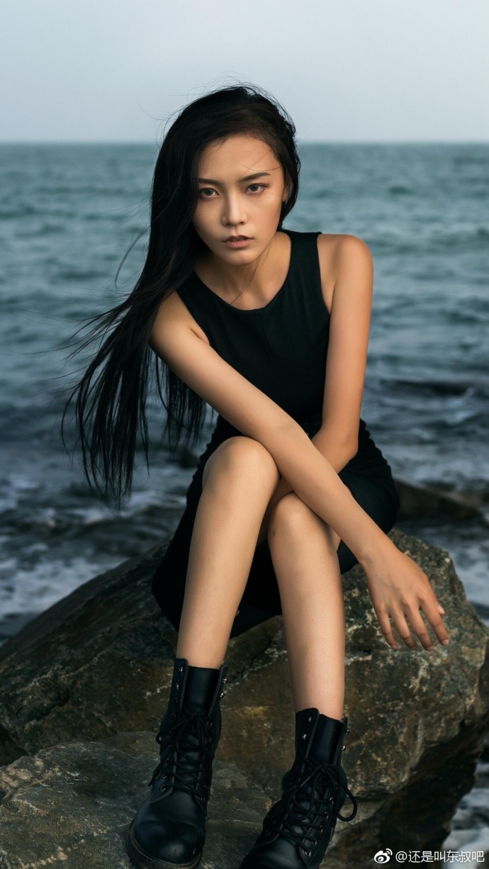 长发清纯美女海边气质写真
