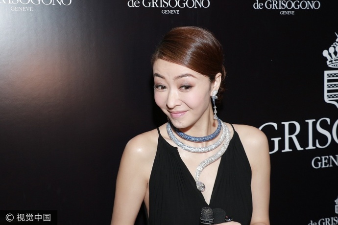 香港美女明星熊黛林现身某活动身着黑色深V长裙