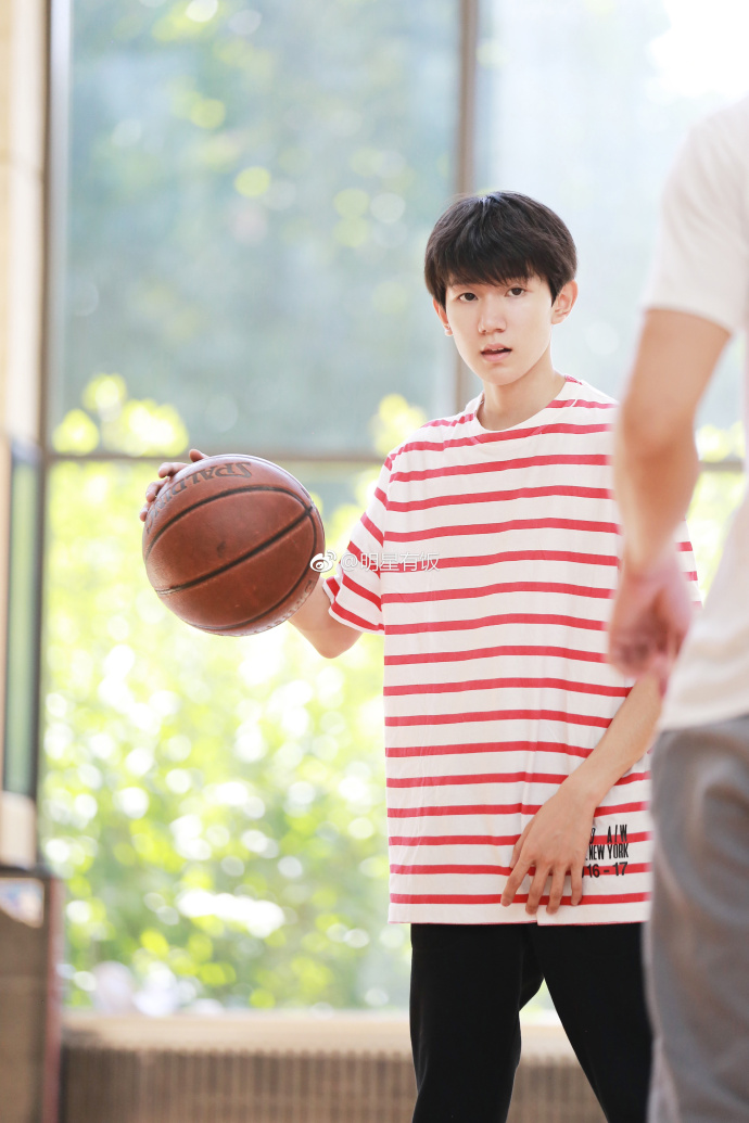 小鲜肉明星帅哥TFBOYS-王源红白间条T恤黑色运动裤