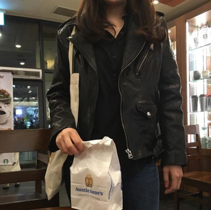 时尚博主黑色系秋冬搭配图片_黑色穿衣搭配技巧