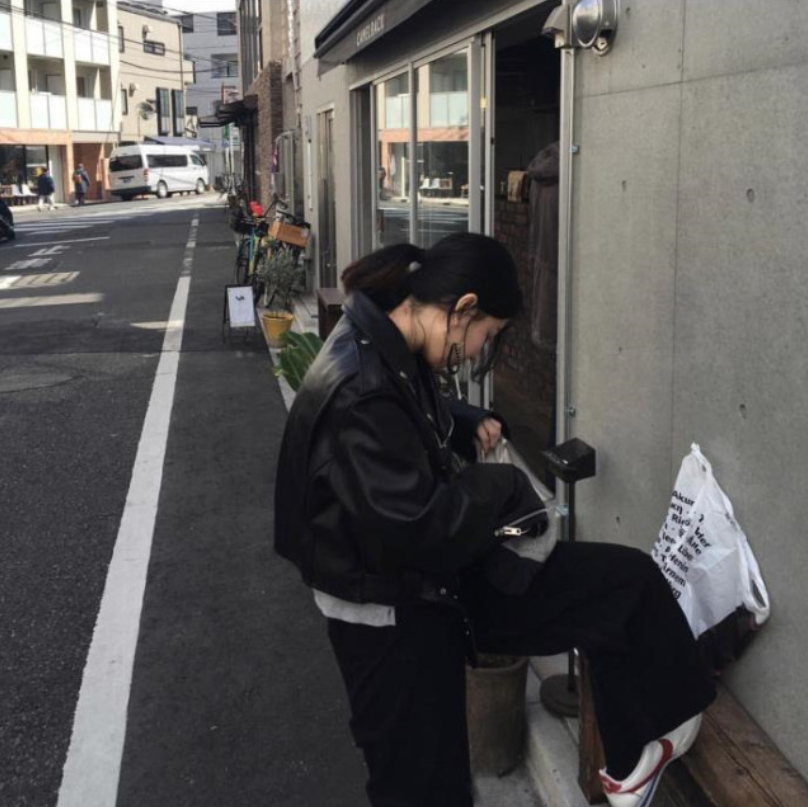 时尚博主黑色系秋冬搭配图片_黑色穿衣搭配技巧