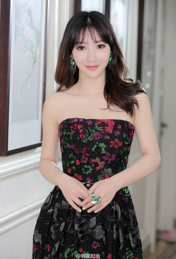 性感女星柳岩抹胸裙礼服和耳环搭配得体大方又