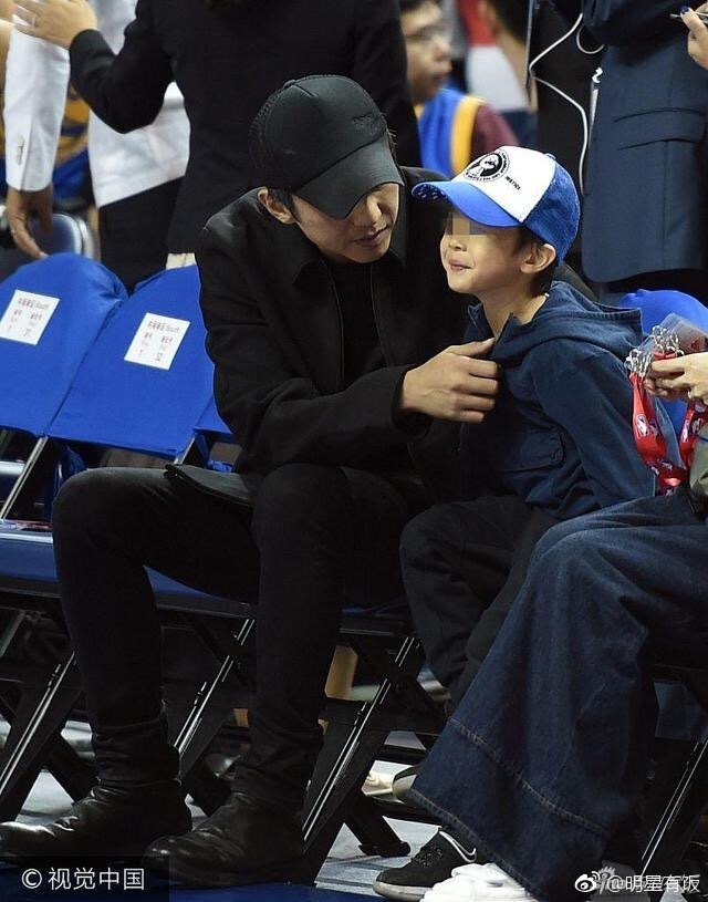 邓超孙俪带儿子等等看NBA夫妇俩大方对着镜头指