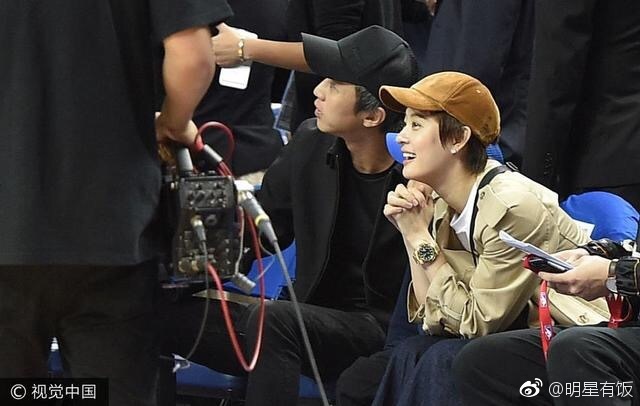 邓超孙俪带儿子等等看NBA夫妇俩大方对着镜头指