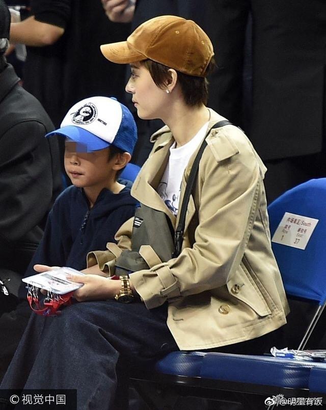邓超孙俪带儿子等等看NBA夫妇俩大方对着镜头指