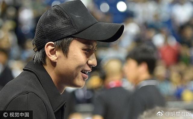 邓超孙俪带儿子等等看NBA夫妇俩大方对着镜头指