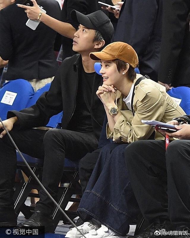 邓超孙俪带儿子等等看NBA夫妇俩大方对着镜头指