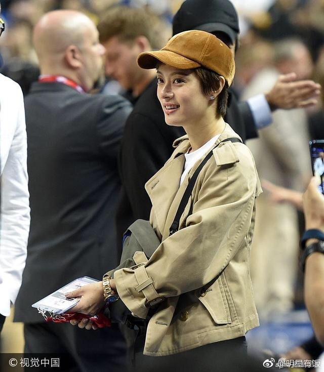 邓超孙俪带儿子等等看NBA夫妇俩大方对着镜头指