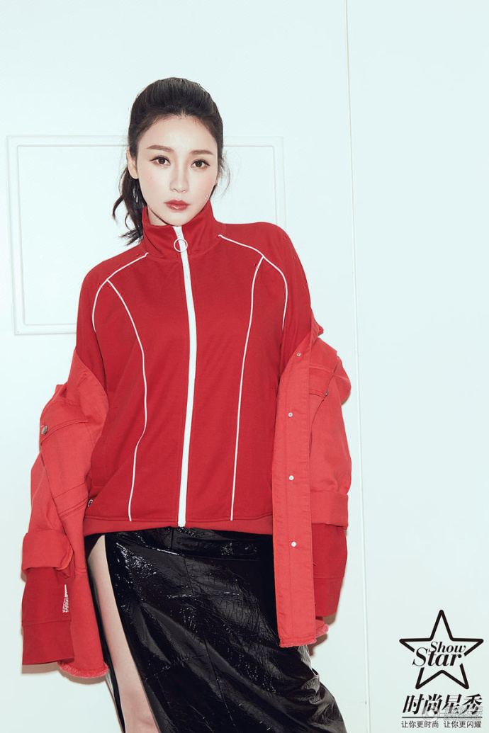 湖南美女明星柳岩运动风写真难掩性感丽质