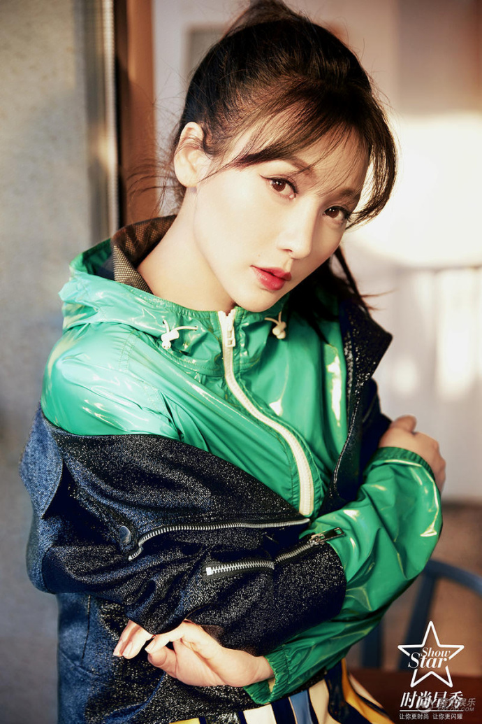 湖南美女明星柳岩运动风写真难掩性感丽质