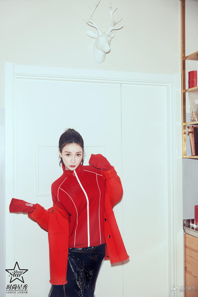 湖南美女明星柳岩运动风写真难掩性感丽质