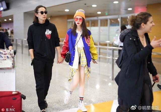 明星夫妻李承铉戚薇王者夫妇牵手搂腰行走的甜