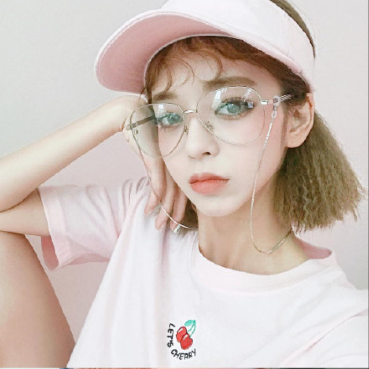 短发美女嘟嘴卖萌自拍照图片