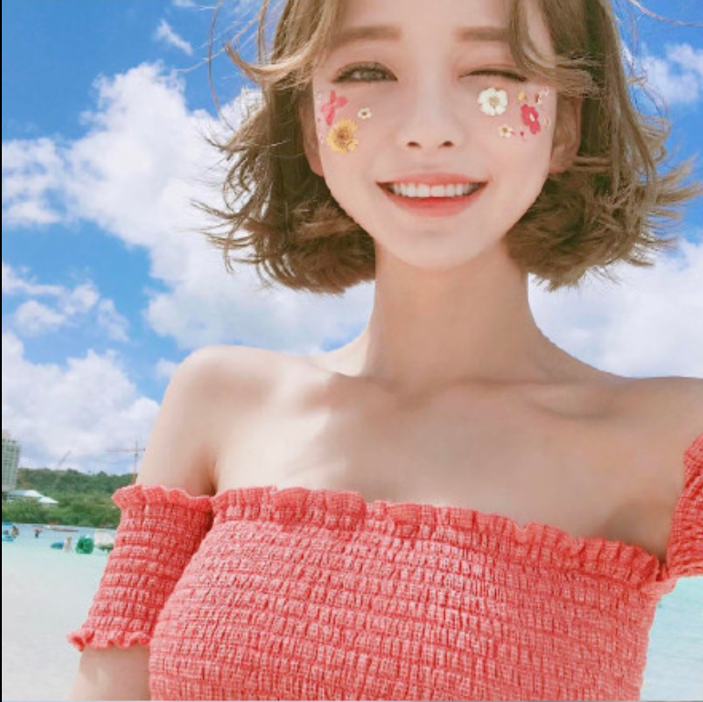 短发美女嘟嘴卖萌自拍照图片