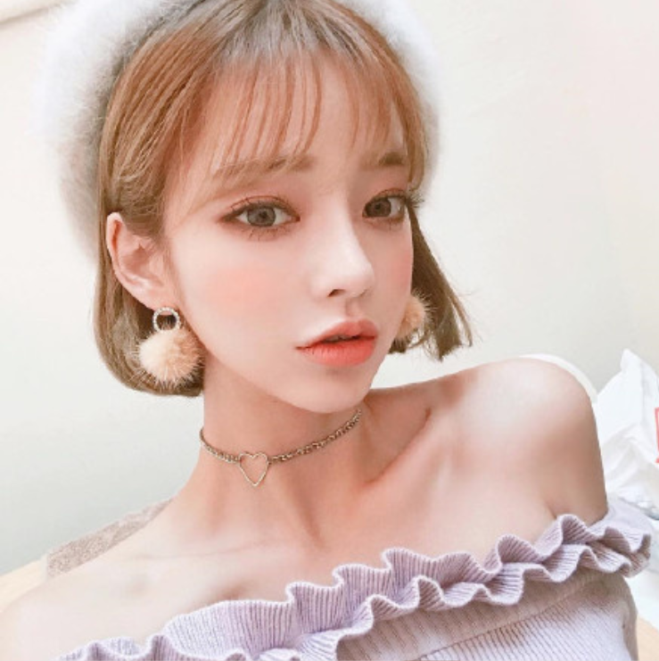 短发美女嘟嘴卖萌自拍照图片