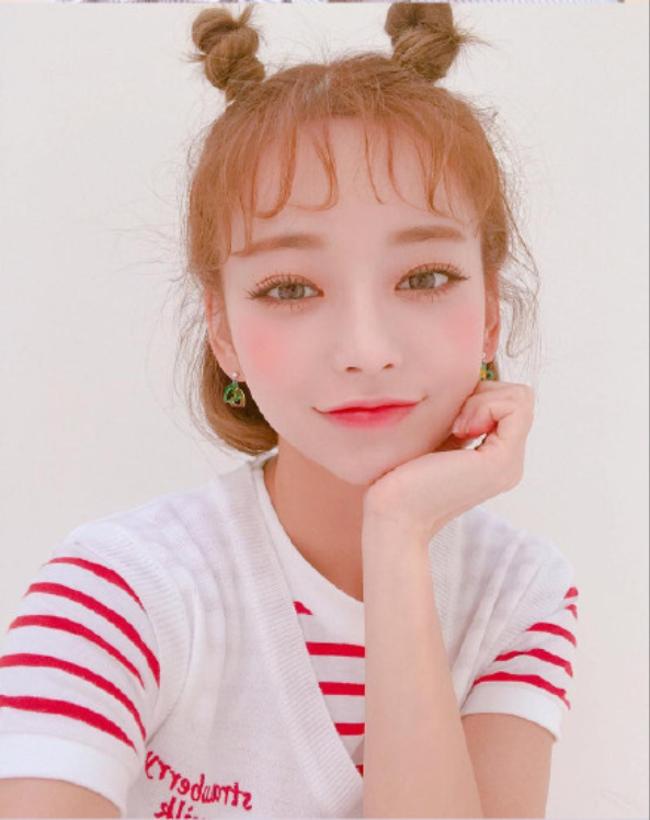 短发美女嘟嘴卖萌自拍照图片