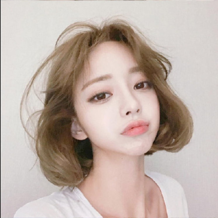 短发美女嘟嘴卖萌自拍照图片