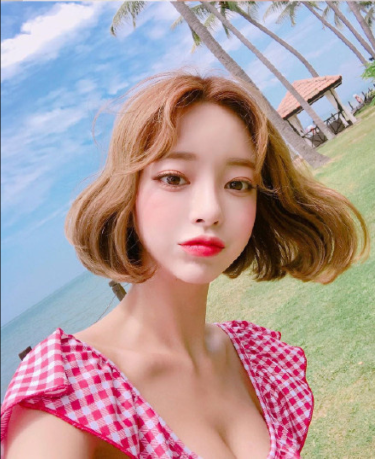 短发美女嘟嘴卖萌自拍照图片