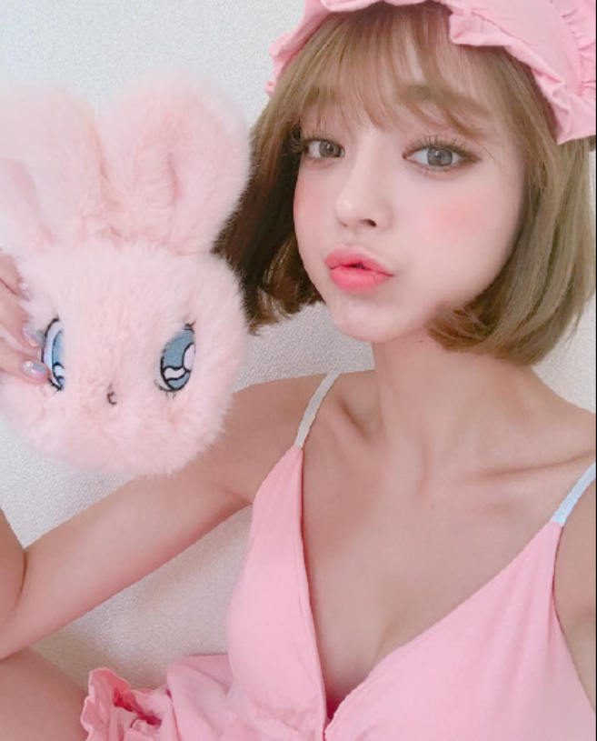 短发美女嘟嘴卖萌自拍照图片