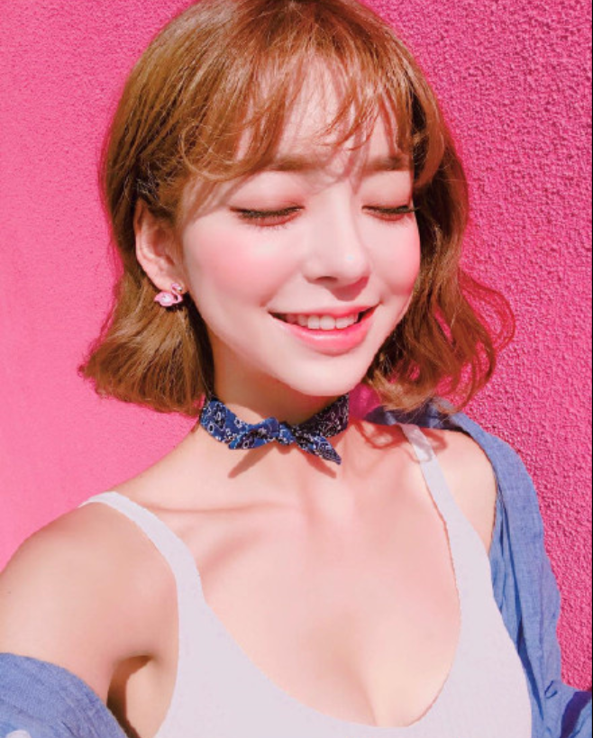 短发美女嘟嘴卖萌自拍照图片