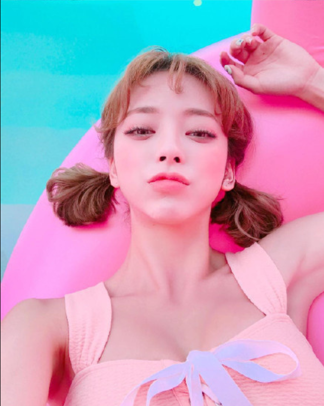 短发美女嘟嘴卖萌自拍照图片