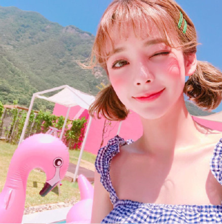 短发美女嘟嘴卖萌自拍照图片