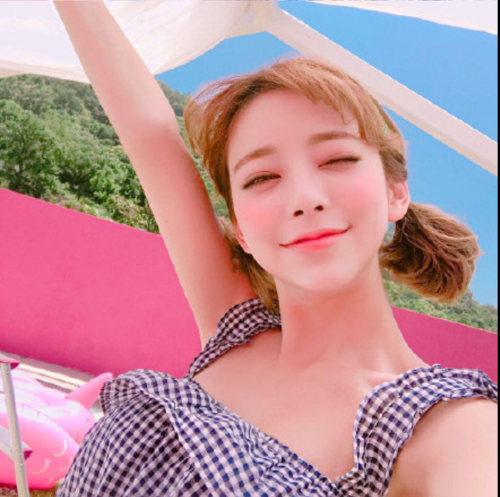 短发美女嘟嘴卖萌自拍照图片