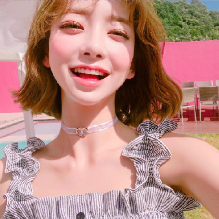 短发美女嘟嘴卖萌自拍照图片