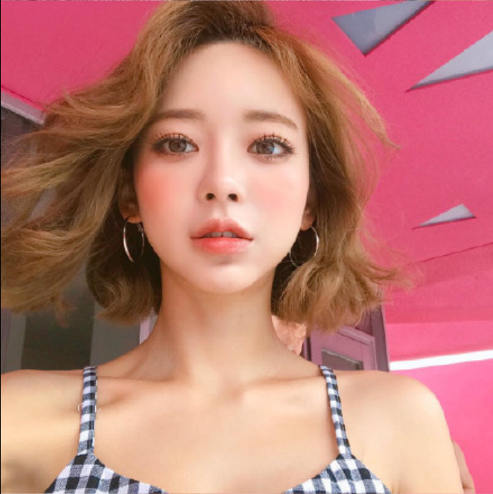 短发美女嘟嘴卖萌自拍照图片