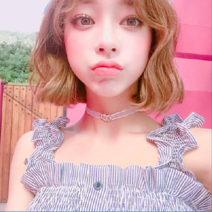 短发美女嘟嘴卖萌自拍照图片