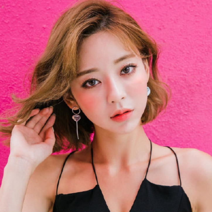 短发美女嘟嘴卖萌自拍照图片