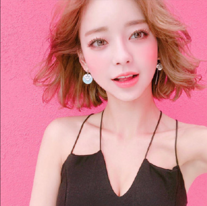 短发美女嘟嘴卖萌自拍照图片