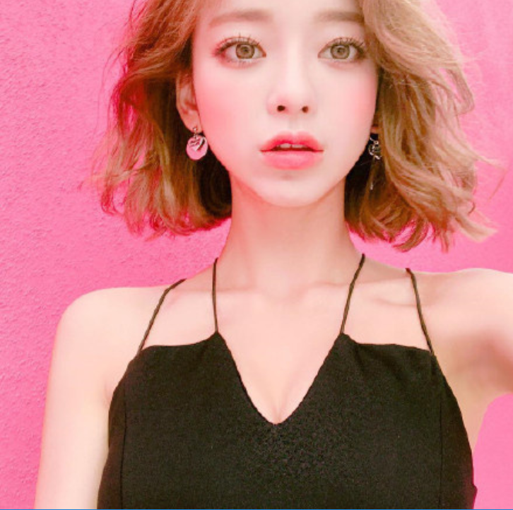 短发美女嘟嘴卖萌自拍照图片