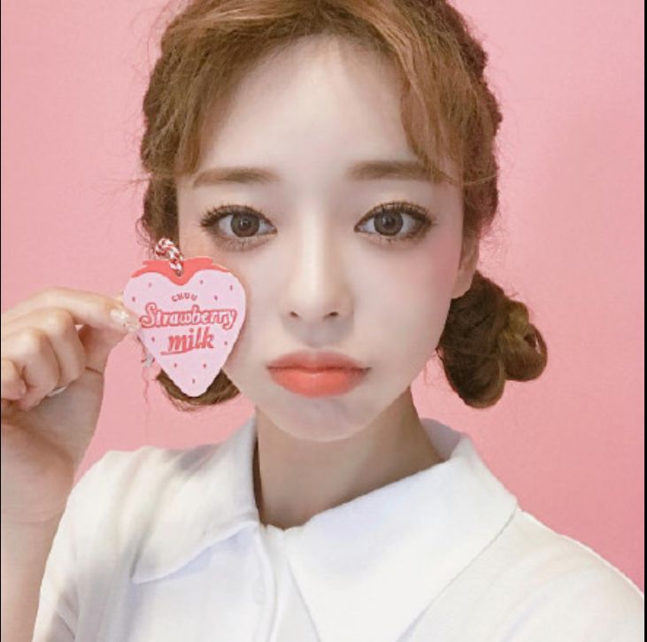 短发美女嘟嘴卖萌自拍照图片
