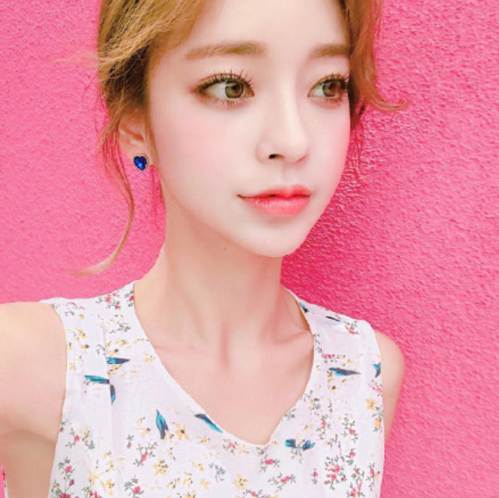 短发美女嘟嘴卖萌自拍照图片
