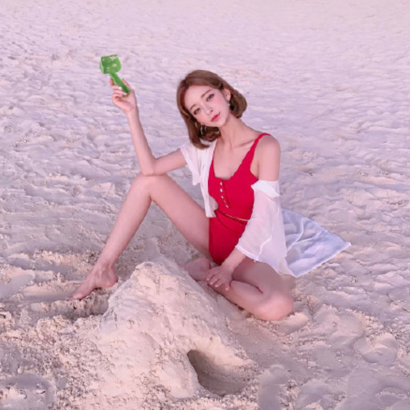 短发美女嘟嘴卖萌自拍照图片
