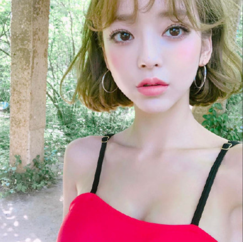 短发美女嘟嘴卖萌自拍照图片