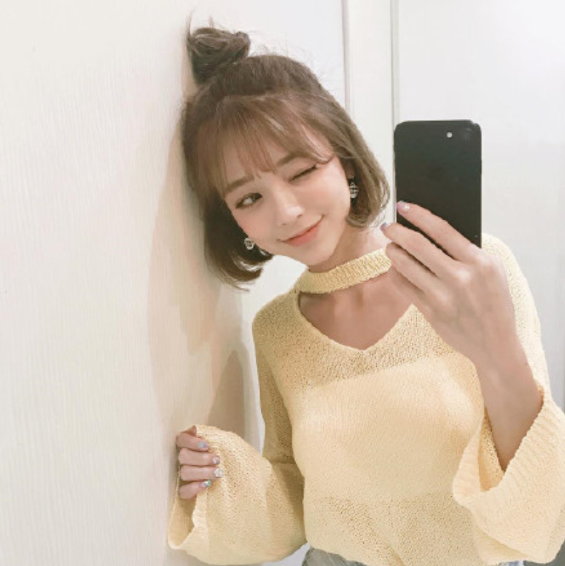 短发美女嘟嘴卖萌自拍照图片